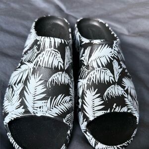 Easy Spirit Black Slide Sandals with White Palm Leaf Print